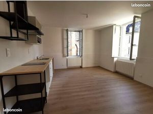 Appartement T2 centre Souillac. Refait a neuf. Place pietonne