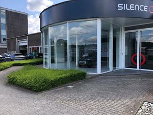 TE HUUR: Showroom + kantoor +/- 365m²