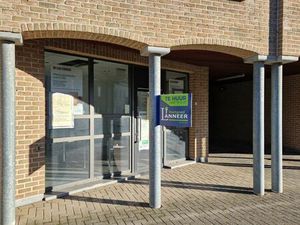 Commercieel gelijkvloers met grote parking nabij het centrum
