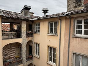 Studio dernier étage au calme