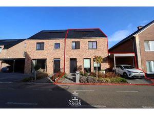 Nieuwbouwwoning met drie slaapkamers  tuintje en carport op een aangename en rustige locat