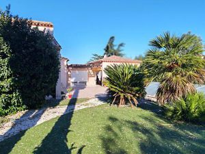 Villa de standing 4 faces  7 pièces  piscine  double garage  pool house