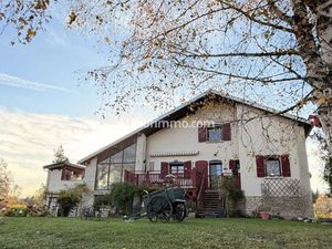 Élégante maison familiale avec vaste terrain aux portes des lacs et des stations de ski