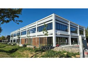 À louer - Locaux commerciaux divisibles au sein d'un pôle de services à Collégien (77)