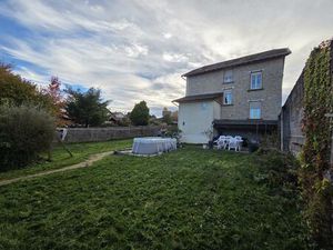 Maison d'habitation avec jardin  idéalement placée proche du centre-ville et des écoles.