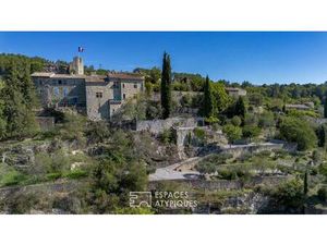 Château rénové avec chambres d'hôtes  jardins en terrasses et vaste vue dominante