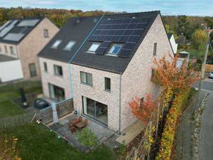 Maison semi-ouverte – moderne  soignée et écoénergétique