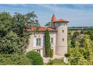 Demeure d'exception du XVIe siècle avec piscine  dépendances et charme historique à 15 min
