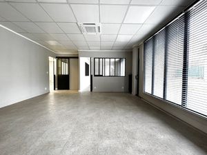 A Plailly  local commercial en centre ville