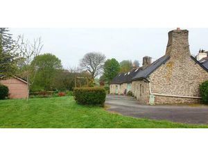 Jolie maison en pierre avec dépendances à Séglien