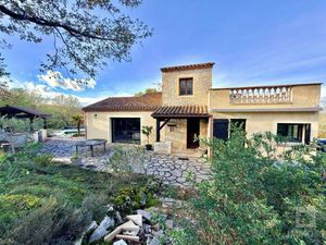 Maison sur plus d'un hectare avec hangar de 350m² et piscine