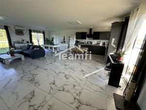 Maison de plain-pied avec jardin et garage