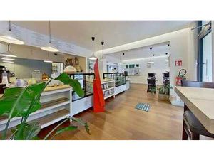 Bel espace de travail sur un axe commercial porteur