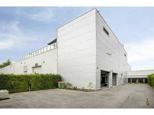 Société patrimoniale avec trois salles d'affaires et un pent