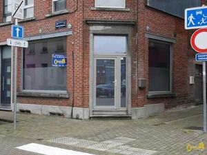 RDC commercial avec PARKING PUBLIC et SITUATION STRATEGIQUE!