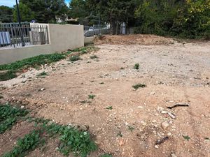 Vente terrain 400 m² à Lambesc (13410)  229 000 €