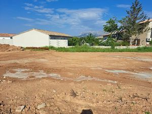 Vente terrain 600 m² à Pourrières (83910)  215 000 €