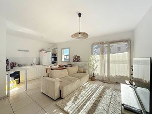 Au CENTRE VILLE de Meximieux  joli appartement T2 en rez-de-chaussée de jardin avec terras