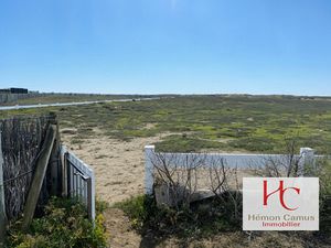 À 50 mètres de la plage  T2 bis en première ligne avec accès direct.