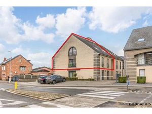 Ruime duplex met 4 slaapkamers  kelder en parkeerplaats.