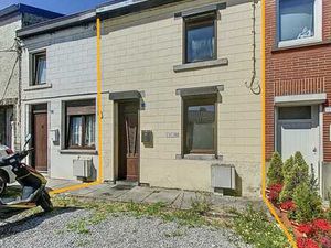 Maison à rénover 2 chambres  parking privé devant et jardin