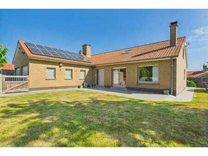 Semi plain-pied avec 4 chambres dans un clos résidentiel cal