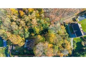 Rénovation ou terrain à bâtir : bungalow des années 70 en fo