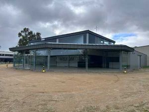 Showroom avec espace de stockage et bureaux à louer