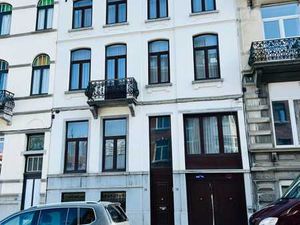 FOREST : MAISON UNIF. + DEPOT + COUR + GARAGE - A VENDRE