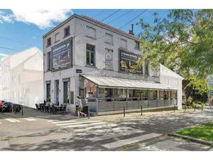 Restaurant/local commercial réputé avec appartements