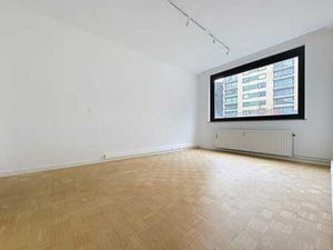 Churchill-Montjoie: bureau de standing rénové + piscine