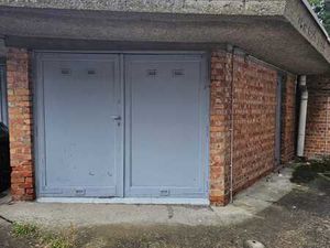 Garage box fermé avec espace de stockage et électricité