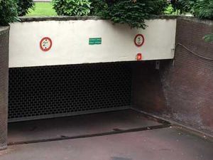 Garage fermé et sécurisé (1 place et 1/2)