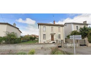 Maison proche gare-lycées avec joli terrain arboré et garage – Secteur très recherché