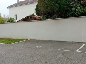 Large emplacement pour cette place de parking ouvert 15 m²  rue Eugène Dubois  BOURG EN BR