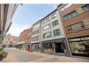 Centraal gelegen handelspand met grote vitrine en uitstal...