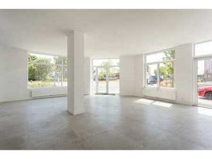 Rez-de-chaussée commercial à un emplacement de premier choix