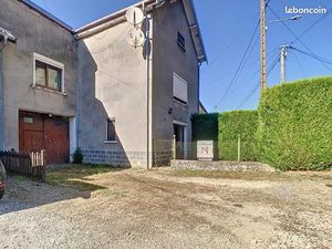 Maison avec garage et terrain