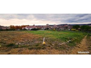 Terrain idéalement situé centre village