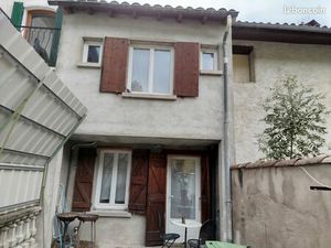 Maison de ville bien située avec extérieur et terrasse