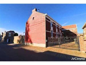 Spacieuse maison villageoise avec nombreuses dépendances