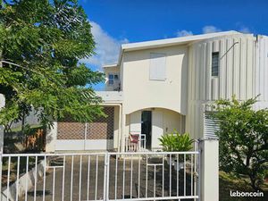 SAINTE LUCE : Villa F4 les pieds dans l'eau