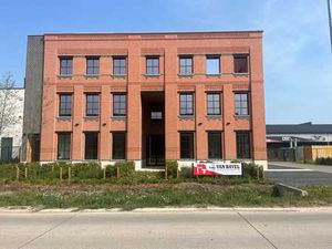 Bureau de construction récente situé au centre avec possibi