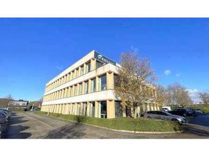 Bureau entièrement équipé à louer le long de l'E313 à Womme