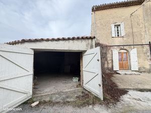 Parking/box 1 pièce 250 m²