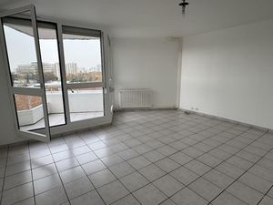 BEAU 4 PIECES LUMINEUX AVEC VUE DÉGAGÉE SUR LE LAC - CAVE ET