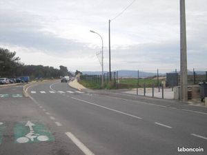 PLACE de PARKING entre PORT et AEROPORT