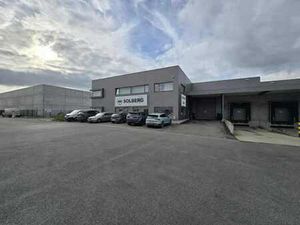 Entrepôt avec quai de chargement à louer