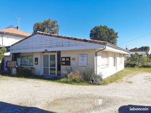 Local professionnel  salle d'attente et parking privé
