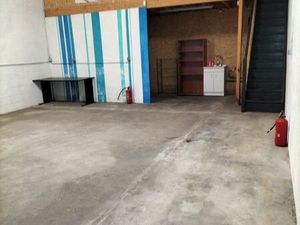 Local professionnel en zone franche